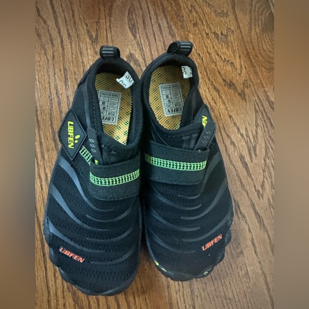 UBFEN Black and Green water Shoes